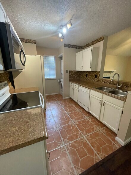Building Photo - 909 Wentworth Ct