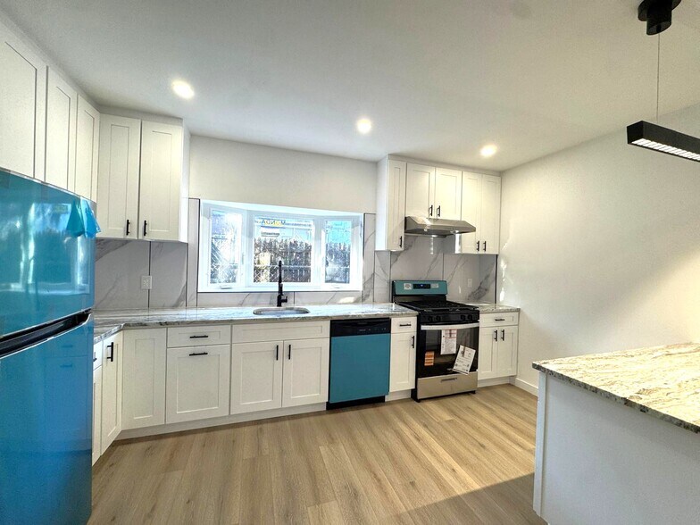 Building Photo - 198 28th St