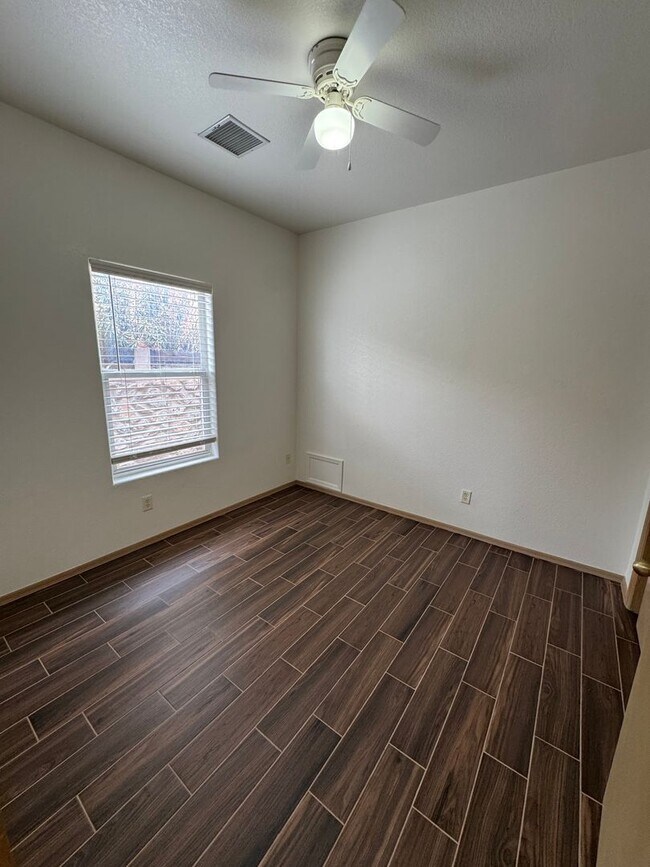 Building Photo - Nice townhome located off Foothills and Telshor.