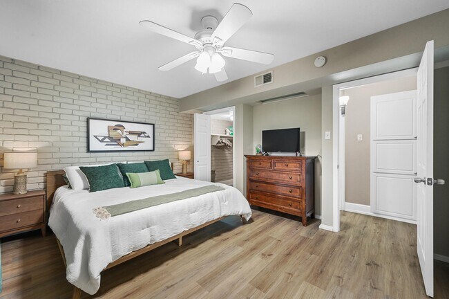 Building Photo - 10203 Regal Oaks Dr
