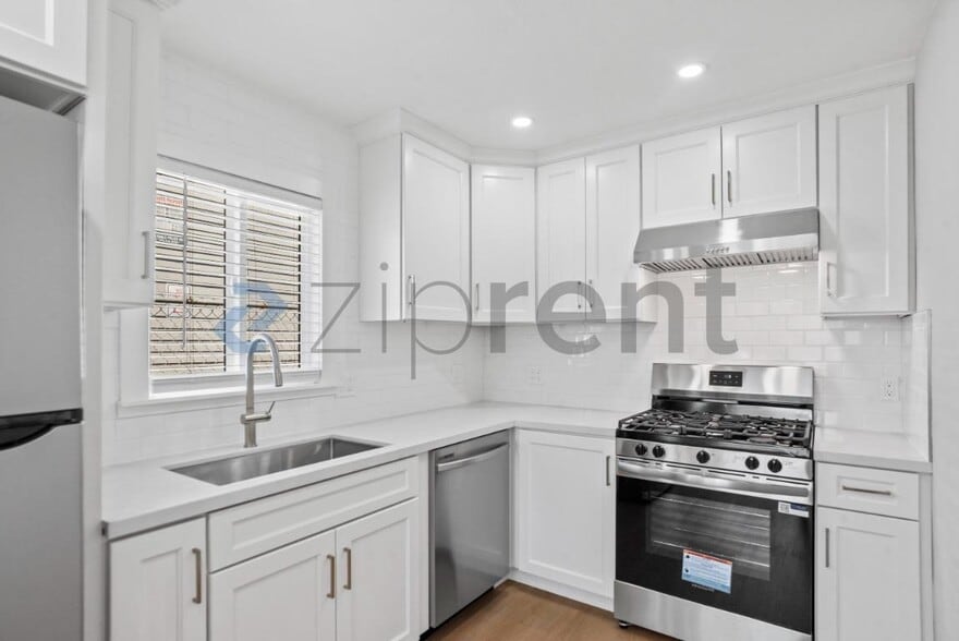 Building Photo - Unit A