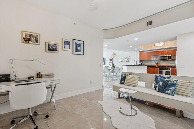 Building Photo - 2640 Lake Shore Dr