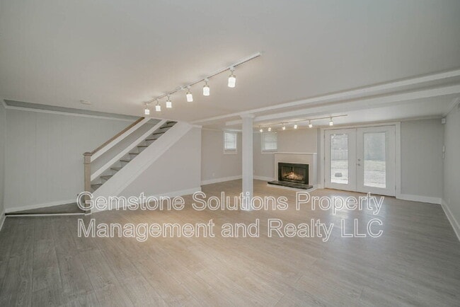 Building Photo - 413 Lynn Dr