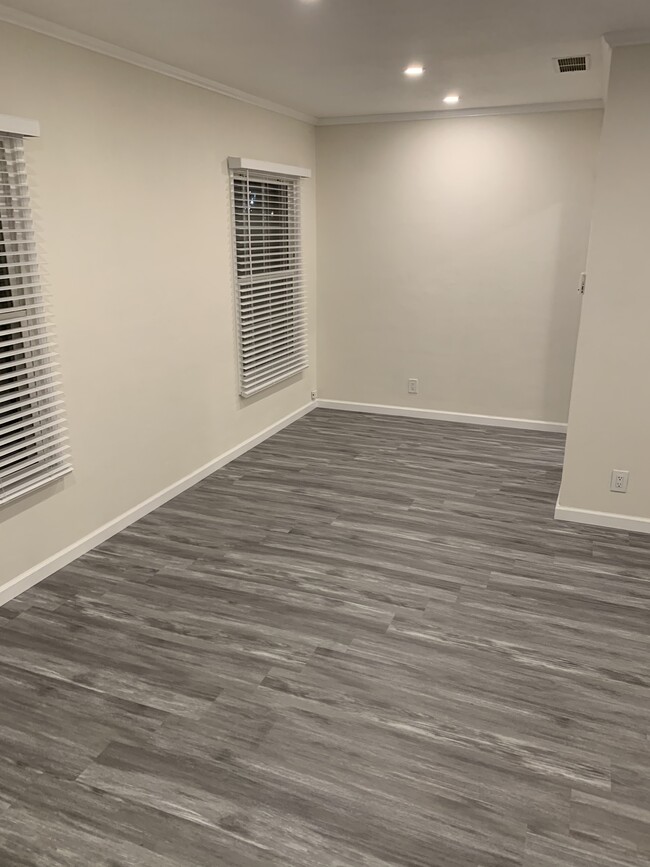 Building Photo - 6402 W 86th Plz
