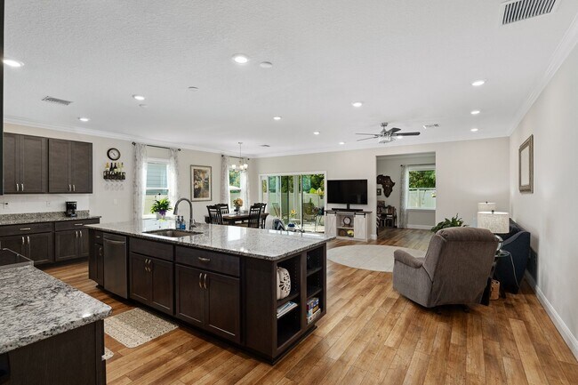 Building Photo - 3 BED 2 BATH in Newberry with Den Space