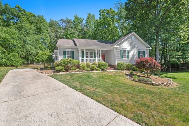 Building Photo - 3 Bedroom w/ 2 car Garage (Landscaping is ...