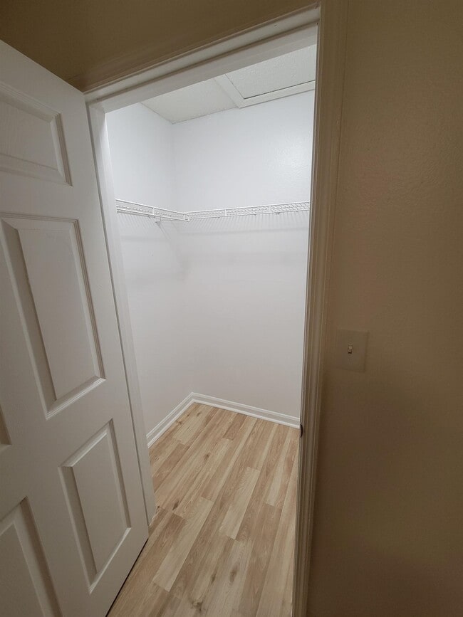 Building Photo - 1100 Greentree Ct