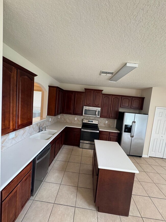 Building Photo - Spacious house with 6 bedrooms and 4.5 bathrooms to call home