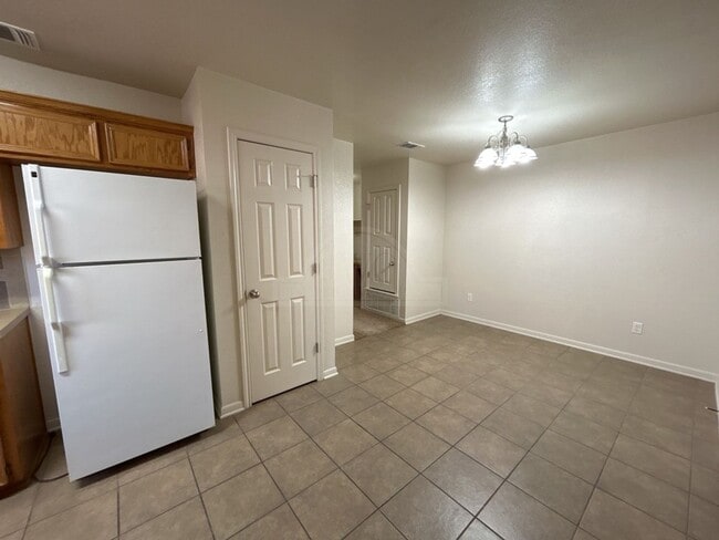 Building Photo - 1405 Cinch