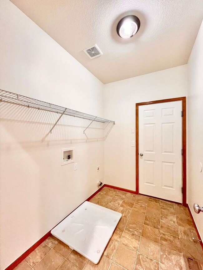 Building Photo - Beautiful 4 bed/ 3 bath Home with Office!