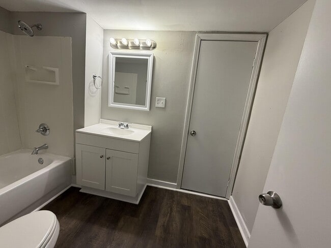 Building Photo - 142 E Forest Dr