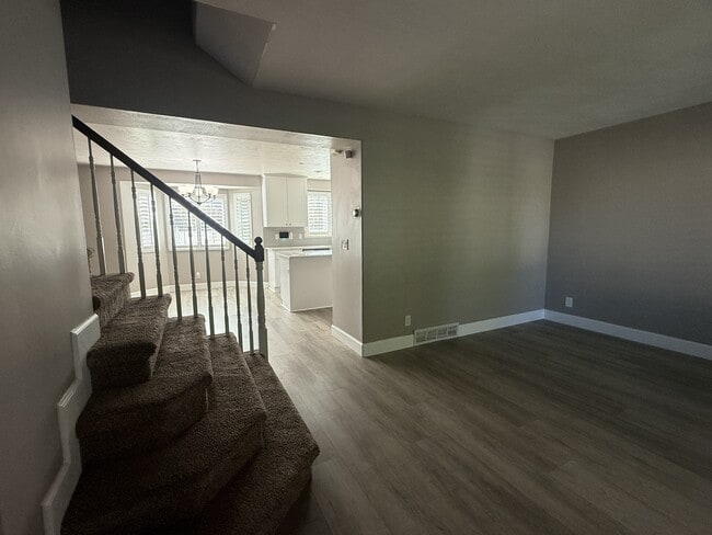 Building Photo - 137 Stern Ct