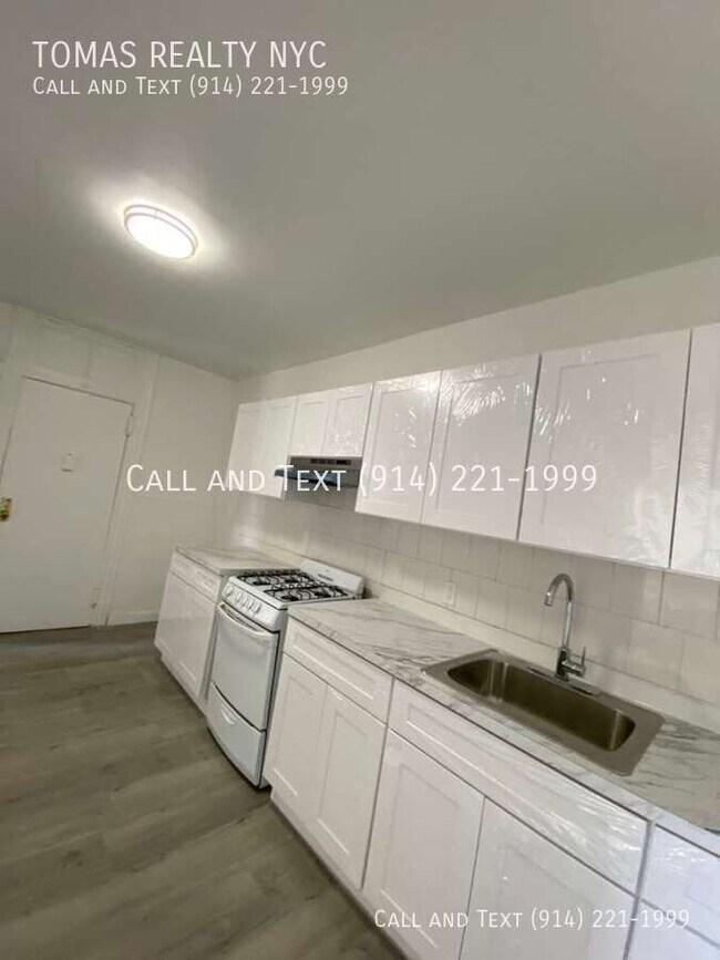 Building Photo - 176 Oak St