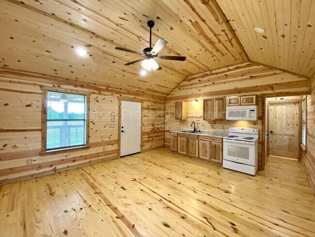 Building Photo - 624 Deer Creek Dr W