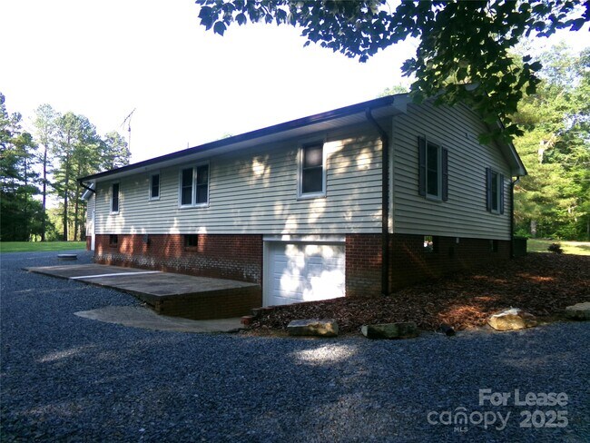 Building Photo - 1441 Gold Hill Rd E