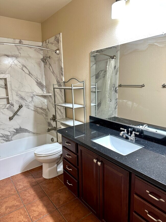 Building Photo - Stunning and spacious Portofino condo at Lakewood.