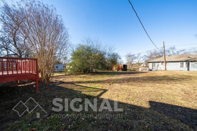 Building Photo - 1738 Damon St