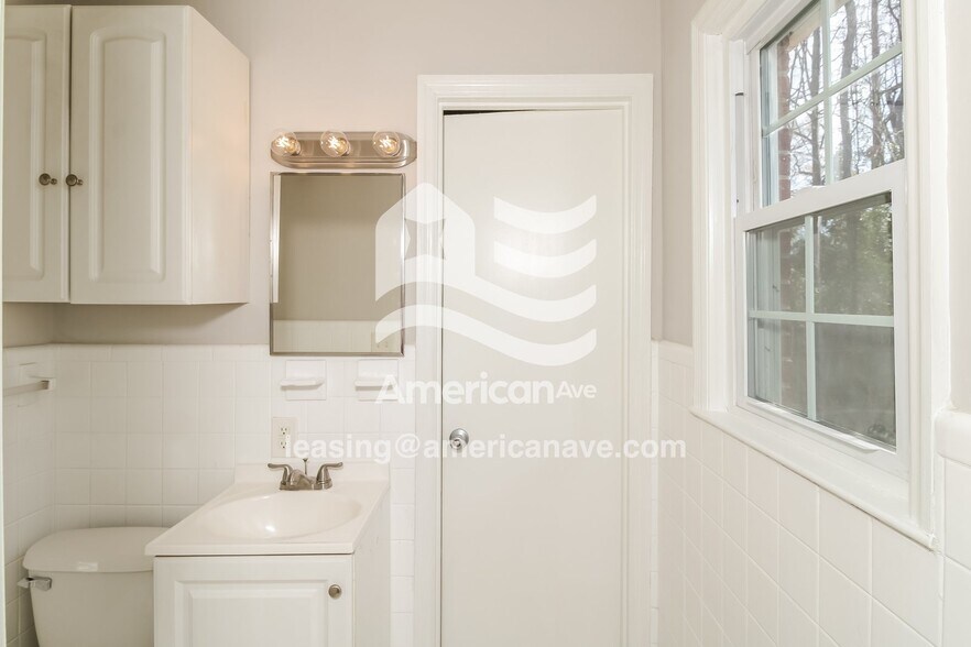 Building Photo - 1807 Holly Hill Dr