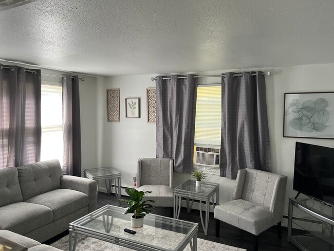 Building Photo - 809 Trumbull Dr