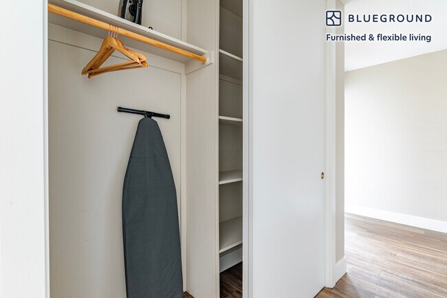 Building Photo - 950 E Hillsdale Blvd