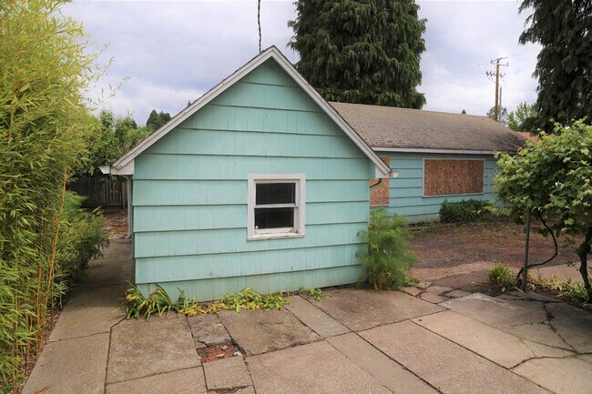 Building Photo - Seriously Spacious 5 bed 2 bath 36x20 Shop Garden Shed