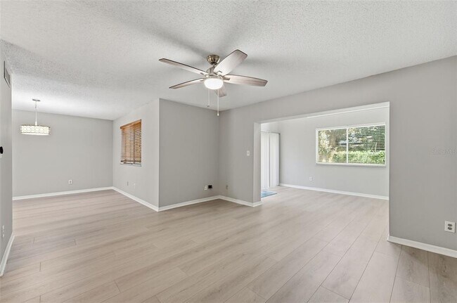 Building Photo - 525 Oak Haven Dr