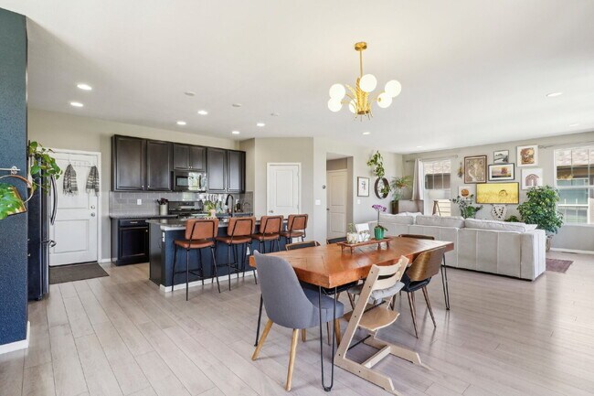 Building Photo - "Spacious 4-Bedroom Retreat with 2.5 Baths in Reunion!"