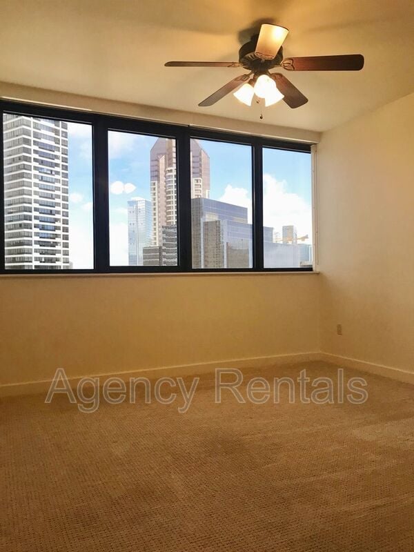 Building Photo - 600 Queen St