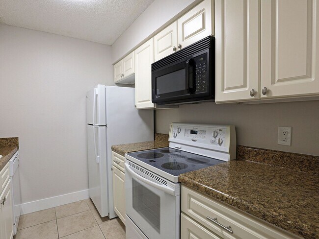 Building Photo - $250 OFF FIRST MONTH RENT!! Affordable & Newly Remodeled 1-Bedroom in the Heart of Fort Myers!