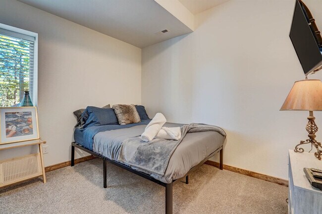 Building Photo - 123 Pinecrest Rd