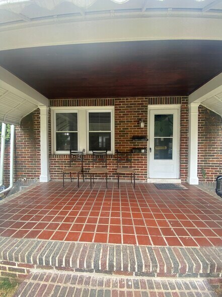 Front porch and entry through fenced in gate entry - 606 N Woodington Rd