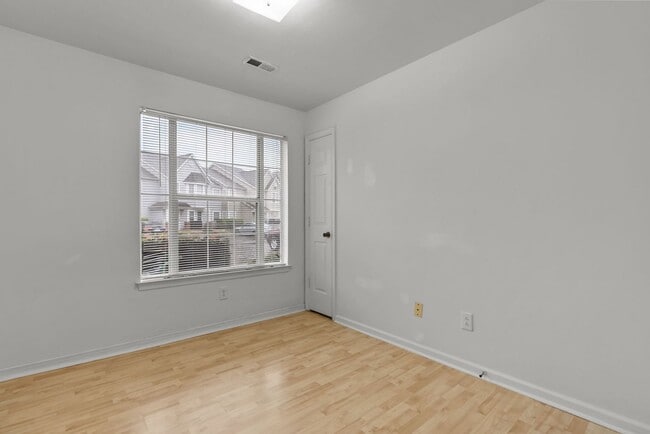 Building Photo - Rent in Virginia Beach!