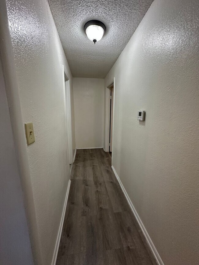 Building Photo - $1500 Move-In-Special