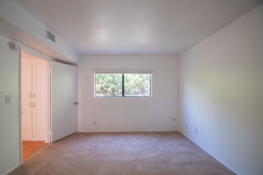 Building Photo - 5617 Woodman Ave