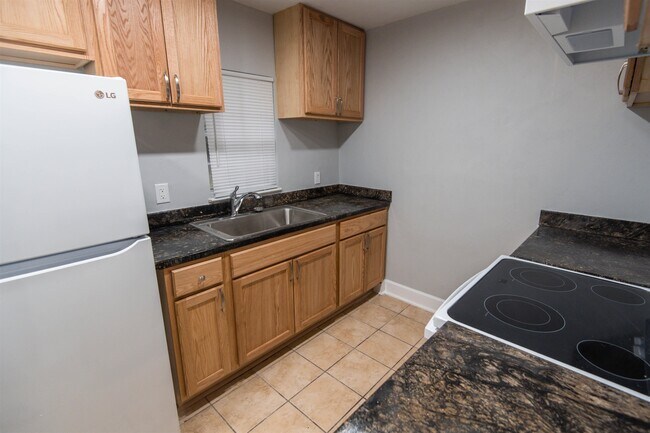 Building Photo - 3196 N Ridge Rd