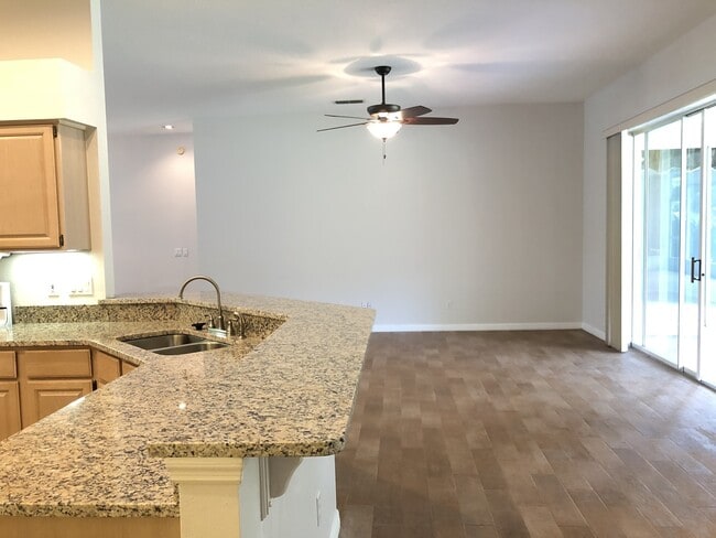 Building Photo - Beautiful Home with Water View in Eastwood!