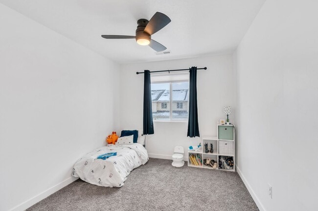 Building Photo - Lar-38 N Heading Row Saratoga Springs, UT 84043