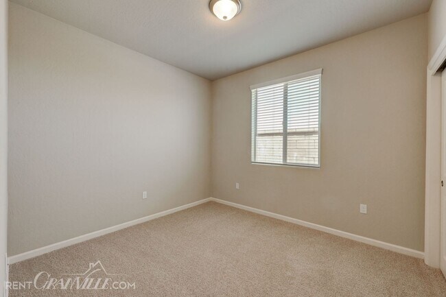 Building Photo - 877 Halford Ln