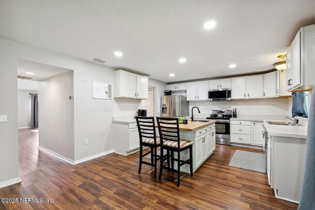 Building Photo - 8164 Foxdale Dr