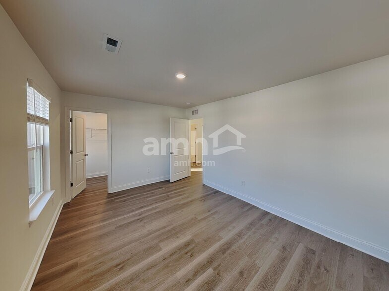 Building Photo - 9127 Henley Ave