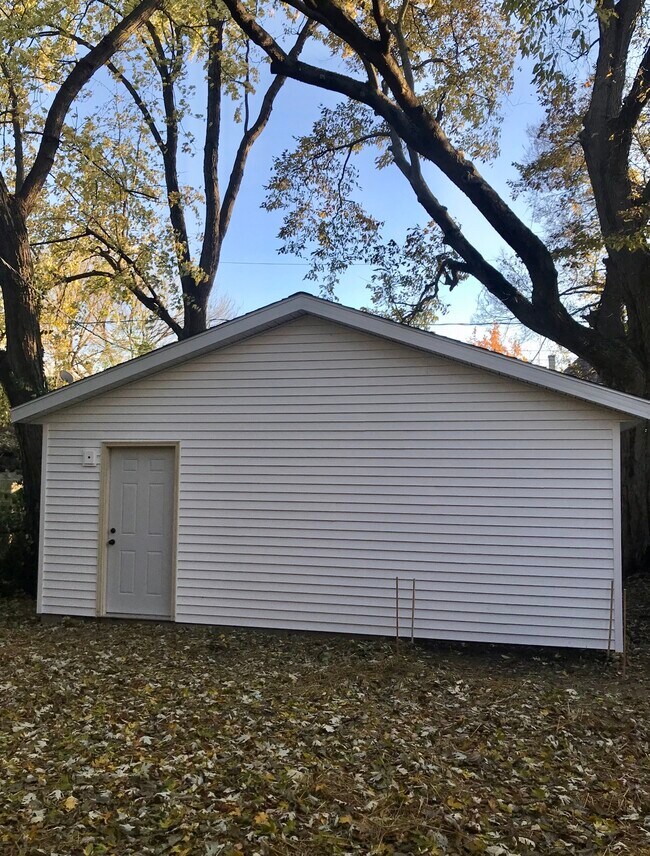 Building Photo - 1619 Pembroke Ave