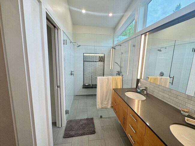 Building Photo - Fantastic Rambler in Lake Hills with A/C!