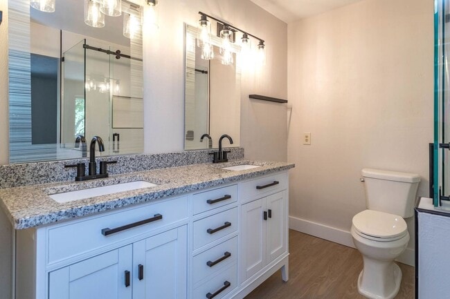 Building Photo - Beautiful Townhome in Central Colorado Springs!