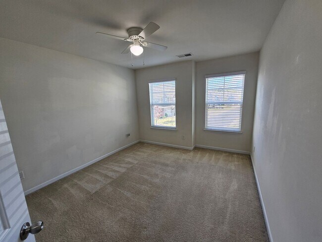 Building Photo - Well Maintained Large townhome in Steele Creek