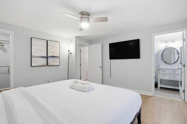 Building Photo - 7417 Shadowlake Dr