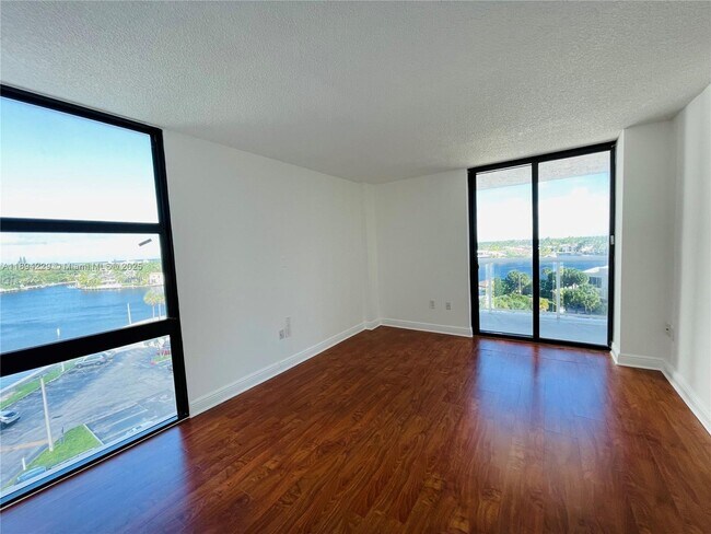 Building Photo - 20505 E Country Club Dr