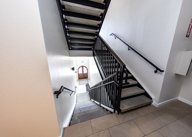 Building Photo - 2 Bedroom 2 Bath Luxury Apartment near Garden of the Gods and Ute Valley