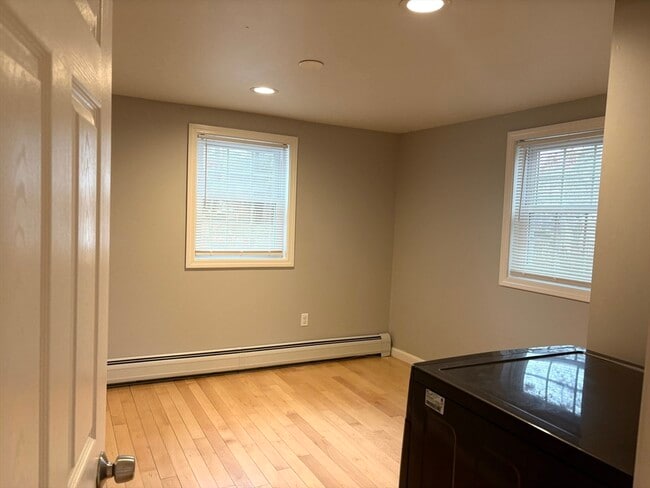 Building Photo - 154 Park St