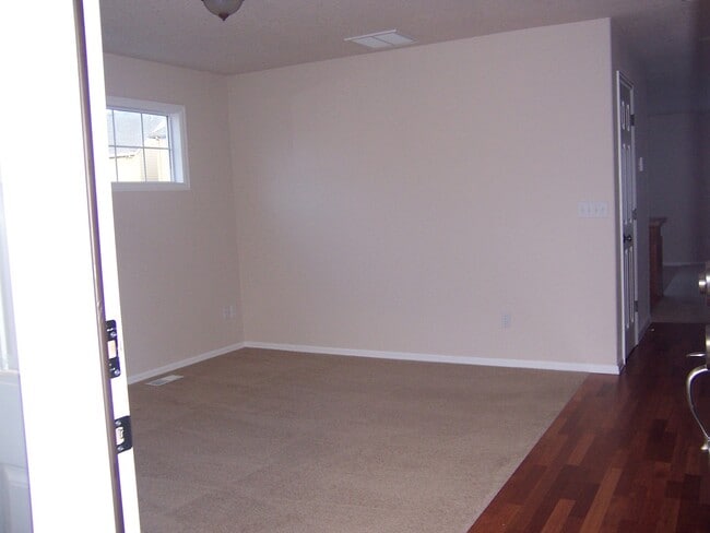 Building Photo - Available Now: 4 Bedroom Home in Willamette Landing