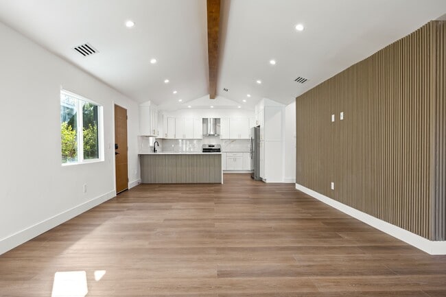 Building Photo - 212 W 64th St